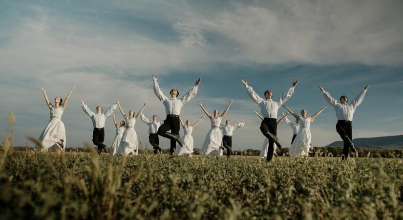 A kis Magyarország táncait adja elő az Állami Népi Együttes