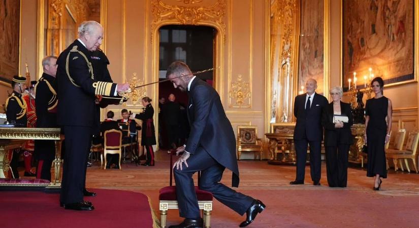 Videón, ahogy III. Károly lovaggá üti David Beckhamet