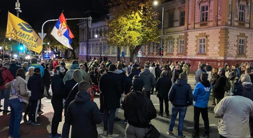 A polgárok ismét a Pátriához vonultak, forgalmi dugó van a Majsai-híd irányába