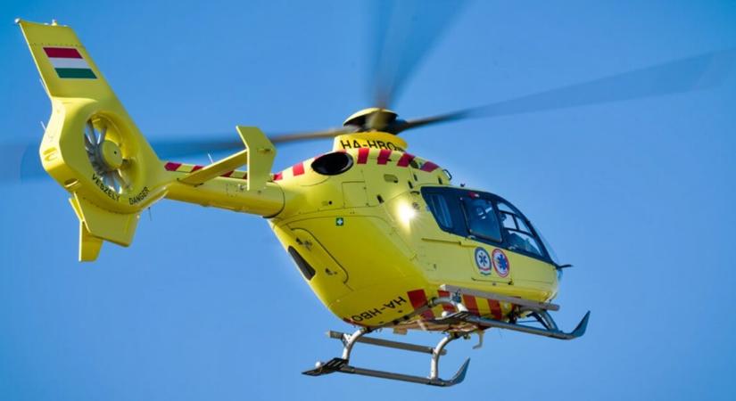 Mentőhelikopter landolt a súlyos baleset helyszínén, több egységet riasztottak a sérültekhez