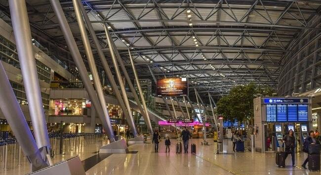 Káosz az amerikai repülőtereken: több ezer légiforgalmi irányító dolgozik fizetés nélkül