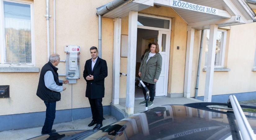 S lőn világosság a városrészi közösségi házban, ahol citeráznak, énekelnek, s olykor tollat fosztanak