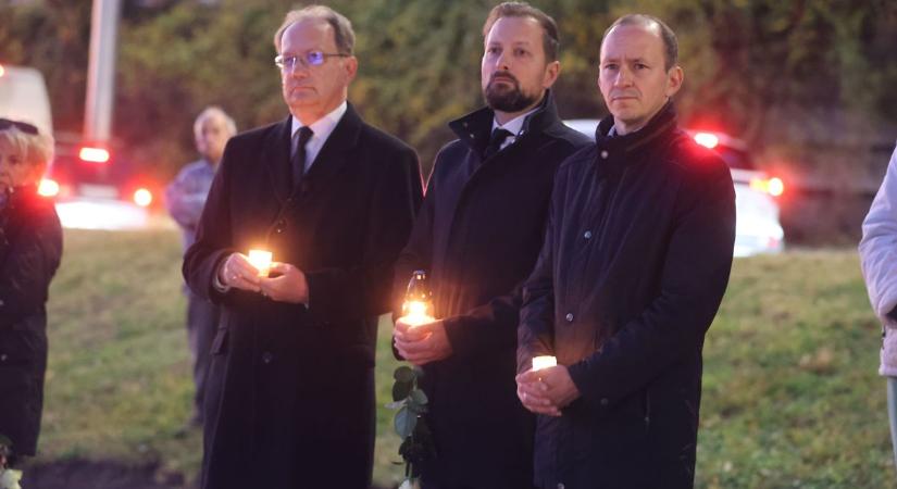 Egy szál virág és egy mécses: a hősök előtt tisztelegtek Pécsen