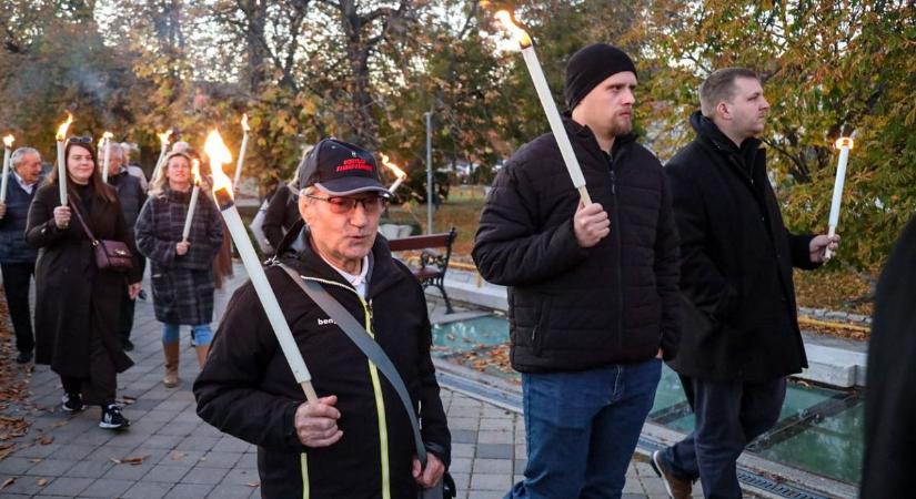 Égő fáklyákkal emlékeztek az 1956-os forradalom áldozataira Szolnokon – galériával