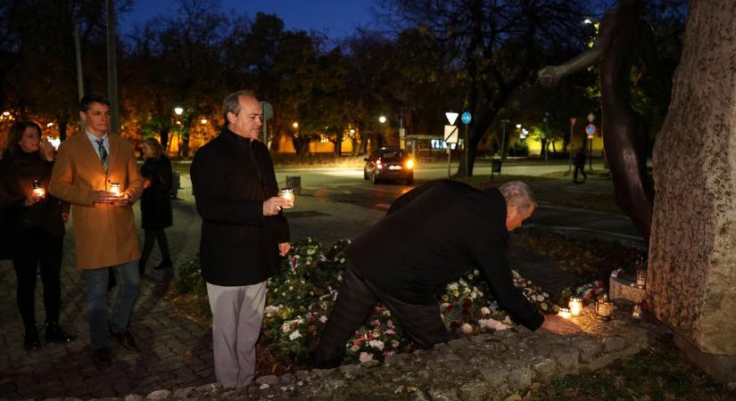 Az emlékezés lángjai lobbantak fel a szekszárdi éjszakában (képgalériával)