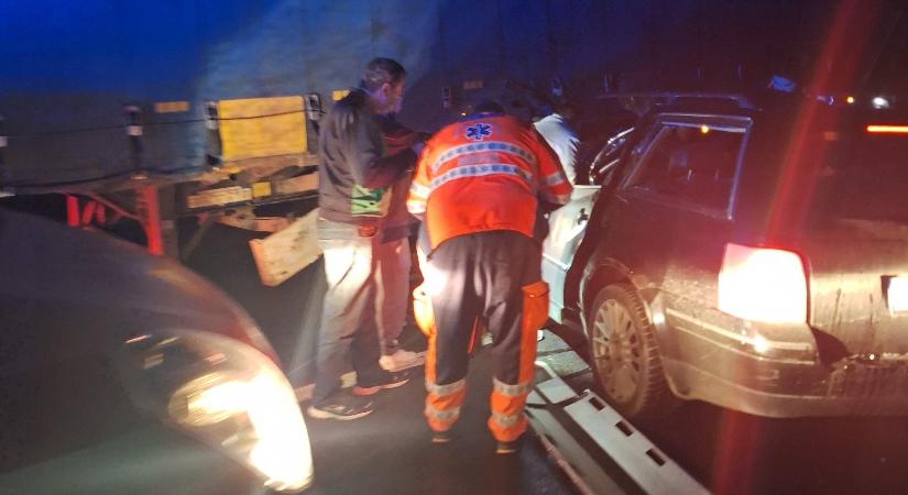 Hargita megye: teherautó és személygépkocsi ütközött össze a Kalondán