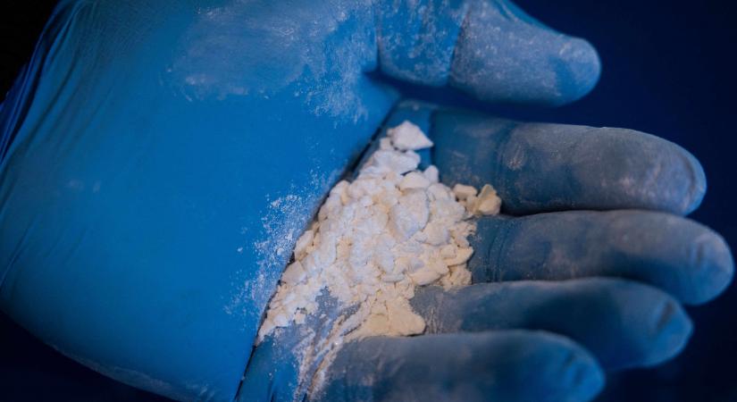Európába tartó félmerülő hajón foglaltak le 1,7 tonna kokaint az Atlanti-óceánon