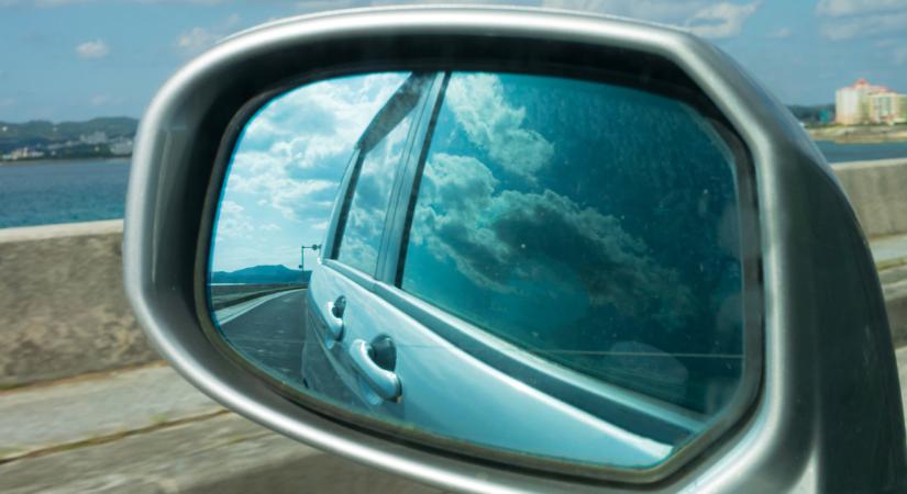 Egyre több helyen teszik ezt a visszapillantóra, különös oka van