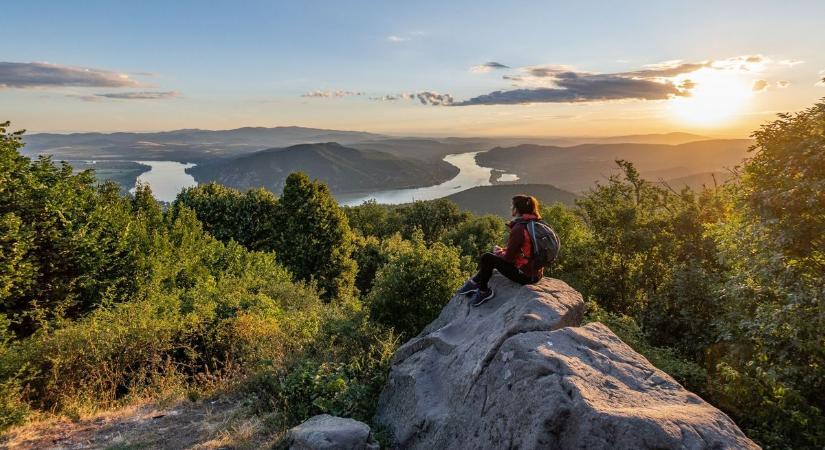 Eldugott gyöngyszem a Prédikálószék alatt: videón a varázslatos kilátó a Dunakanyarra
