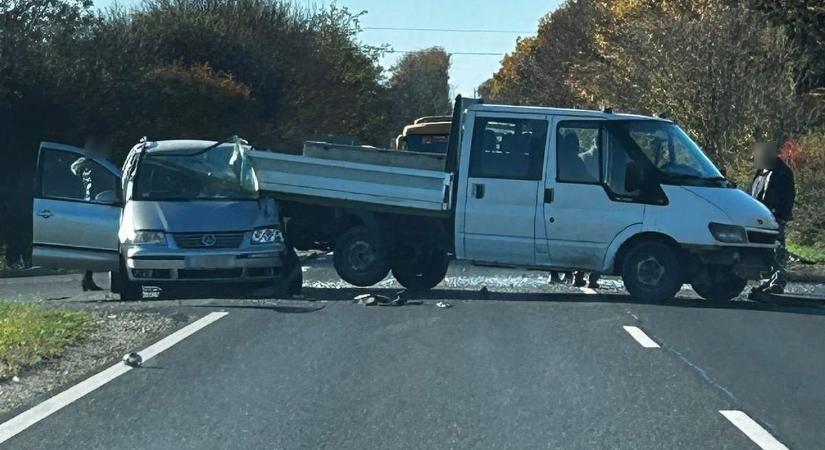 Súlyos baleset történt a 8-ason, egy kamion az árokban kötött ki (fotók és videó)