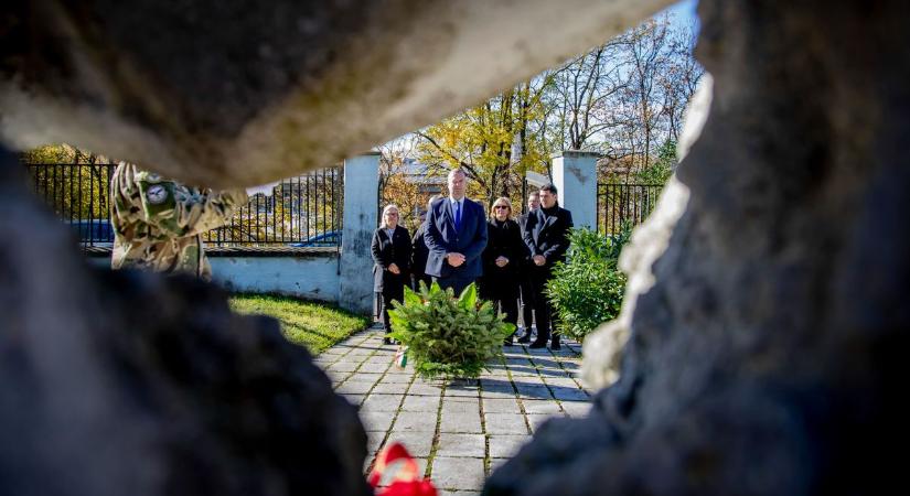 Koszorúzás a Hősök temetőjében - fotók, videó