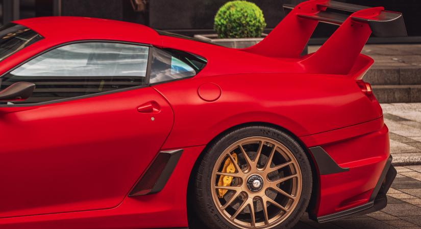 Óriási szárnnyal tér vissza a Ferrari egykori csúcsmodellje