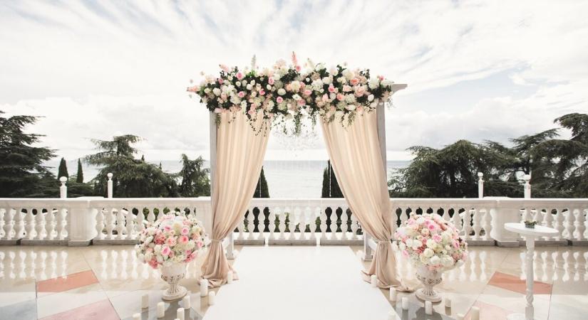 Kitört a botrány az esküvő előtt – médium tanácsára mondta le vendégei felét a menyasszony