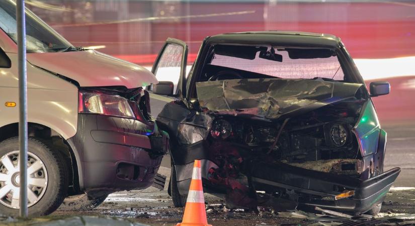 Súlyos baleset történt Jászberény közelében, egy embert ki kellett menteni az autóból