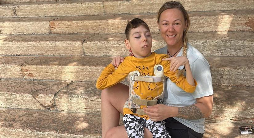 "Azt nem sirathatom, ami csak egy álom volt” - Tímea teljesen egyedül maradt értelmileg sérült fiával