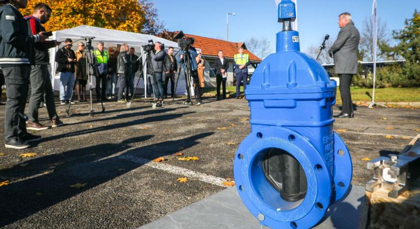 Halad az avastetői vízcső-csere, okos lett már a tolózár is