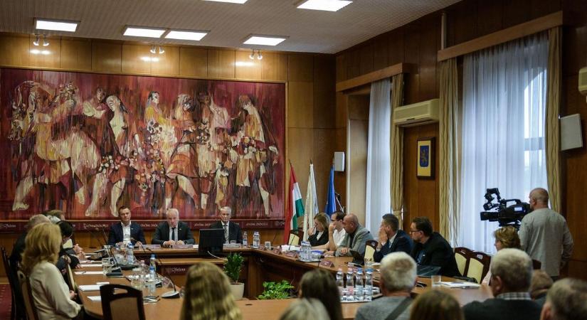 Fejlesztésekről, óvodai, iskolai alapítványok támogatásáról is döntöttek Hatvanban