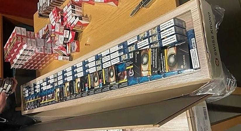 Toto kiszagolta a parketta alá rejtett csempészcigit