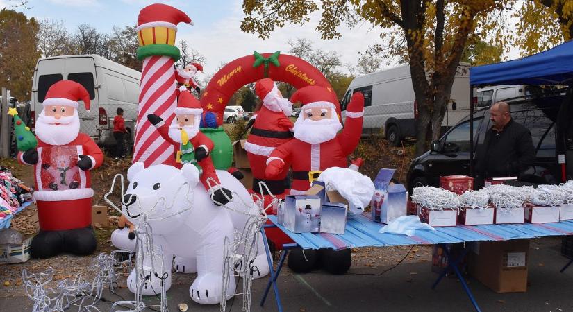 Elérte a karácsonyi láz az árusokat, ezek a dekorációk hódítottak a jászapáti vásárban – galériával, videóval