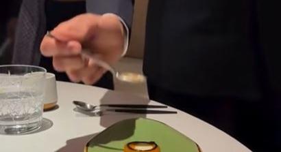 Kétes gasztronómiai performansz – A nap videója