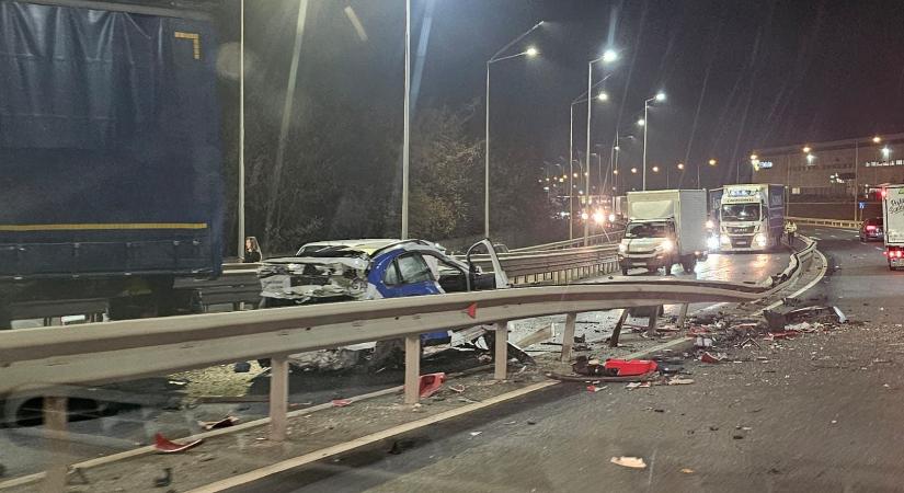 Teherautó és személygépkocsi ütközött a felüljárón – Megrongálódott a védőkorlát is (VIDEÓ)