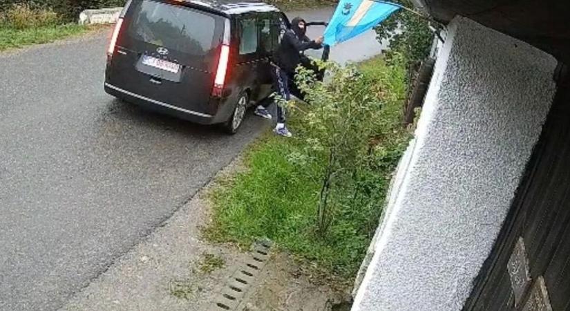 Kiderült, kik tépték le a székely zászlókat Hargita megyében