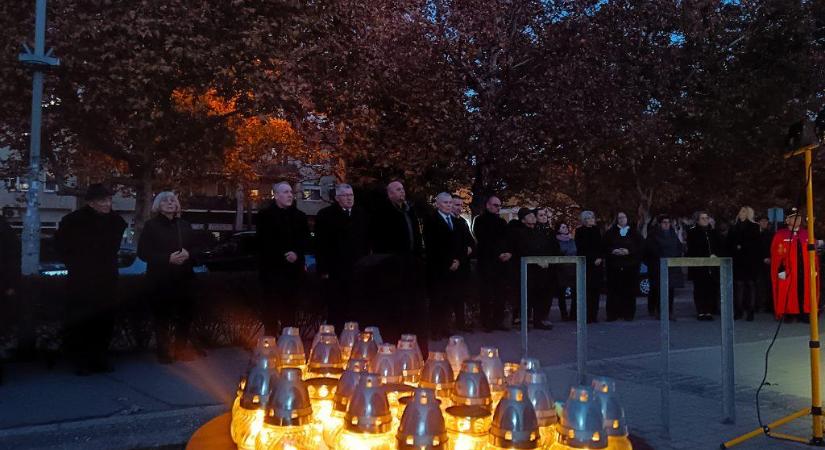 Az 1956-os forradalom hőseire és áldozataira emlékeztünk ma Hevesen is – fotókkal