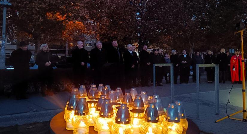Az 1956-os forradalom hőseire és áldozataira emlékeztünk ma Hevesen is – fotóalbummal