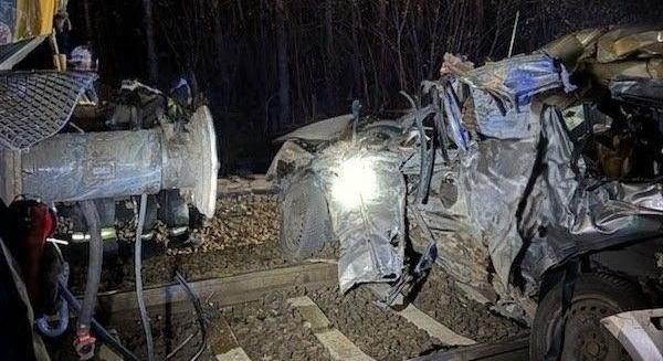 Tragédia: autó hajtott az IC elé, öten meghaltak