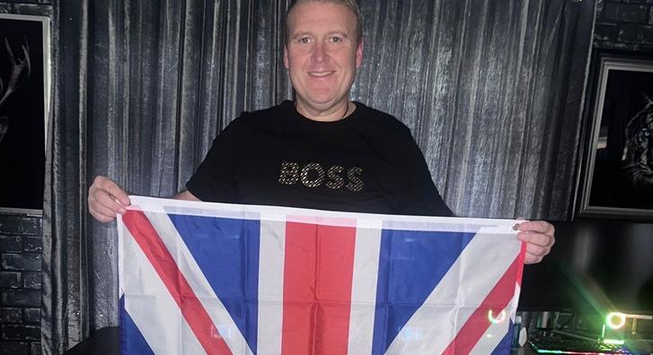 Egy brit apa bírságot kaphat azért, mert több mint száz zászlót tűzött ki városszerte