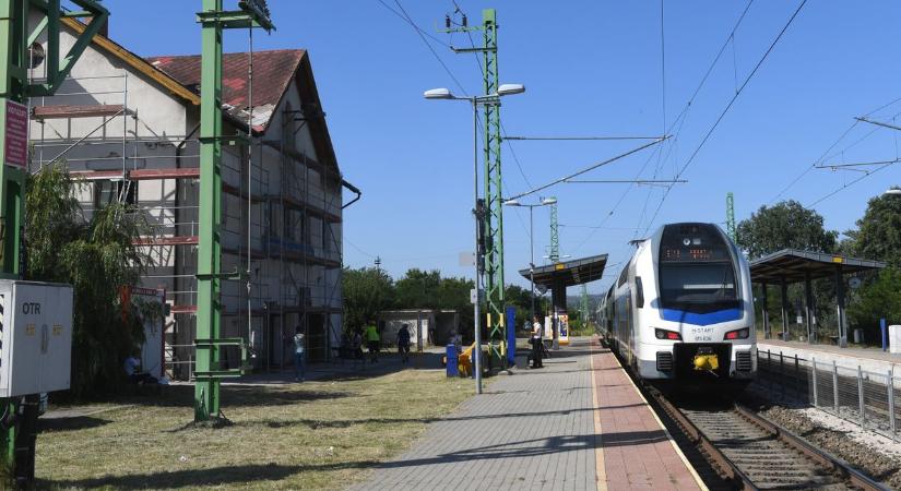 Hatalmas vasúti baleset történt Budapest mellett: autóval ütközött egy InterCIty, többen meghaltak