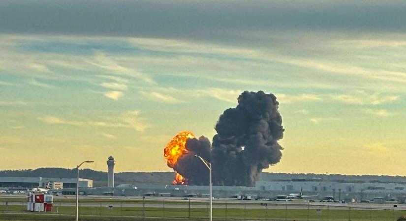 Halálos légikatasztrófa történt az éjjel Amerikában: 60 méteres repülőgép zuhant ipari területre, óriási a tűzvész – videóra vették a brutális balesetet