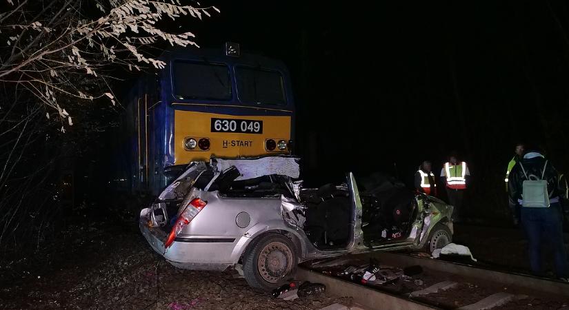 Tragédia Szentmártonkátánál: Intercity ütközött autóval, öten meghaltak