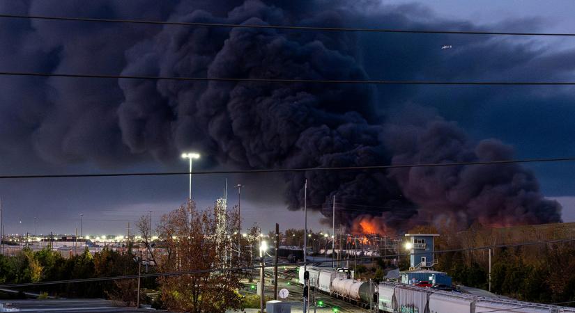 Óriási robbanás rázta meg Kentucky-t: olajüzemre zuhant egy teherszállító repülőgép