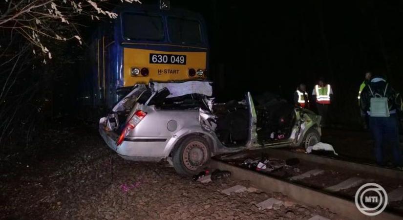 Fotók a halálos balesetről - Vonat és autó ütközött: öten meghaltak egy vasúti átjárónál