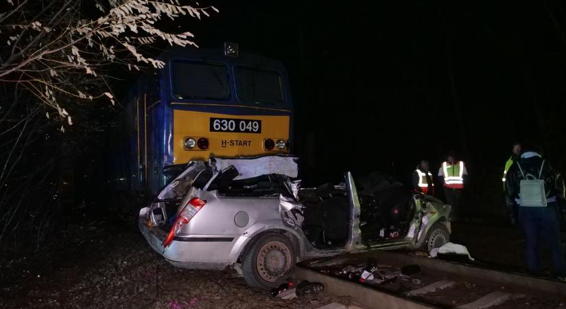 Intercity vonat és autó ütközött Szentmártonkátán egy vasúti átjárónál, öten meghaltak