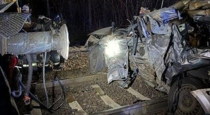 Tragikus éjszaka: öten szörnyethaltak, miután vonattal ütközött egy autó