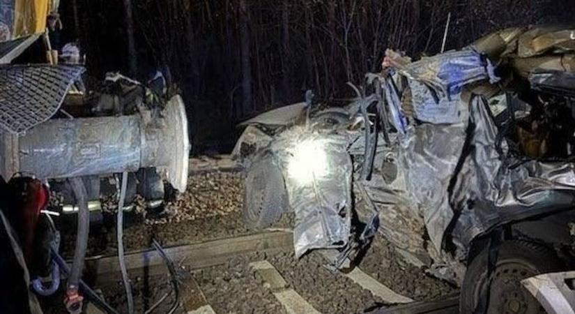 Autóval ütközött a Tokaj IC – öten haltak meg a borzalmas a balesetben