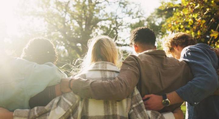 Közel 70 ezer forintot költenek arra a magányos emberek, hogy idegeneket ölelhessenek