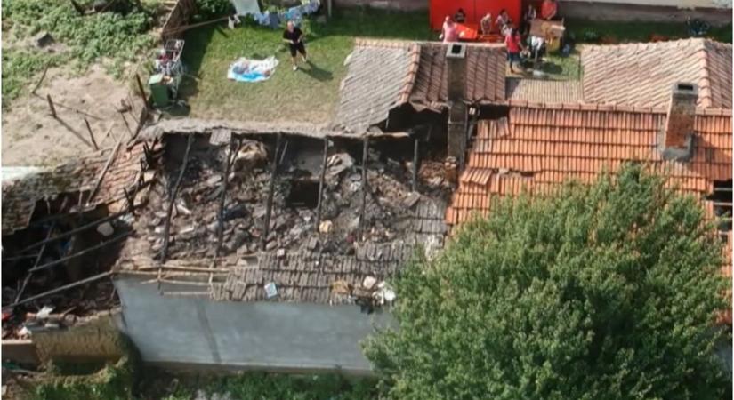 Lángok közül mentették a gyerekeket! - Másodjára égett le a szabolcsi család otthona (videó)
