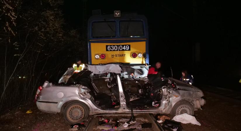 Szörnyű vonatbaleset Szentmártonkátán: öten szörnyethaltak, egy ember életéért küzdenek