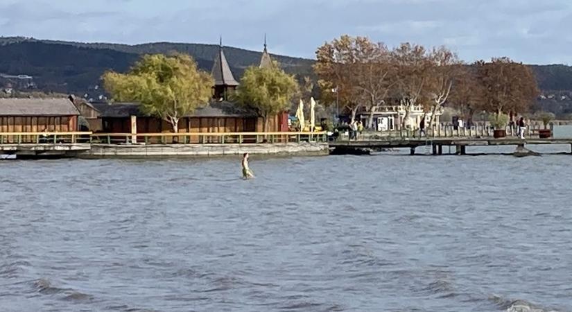 Novemberi fürdőzés a Balatonban? 20 fokban miért is ne? (Fotók)