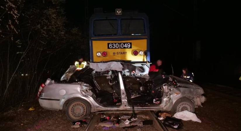 Autóval ütközött egy Intercity Szentmártonkátán: öten meghaltak a balesetben