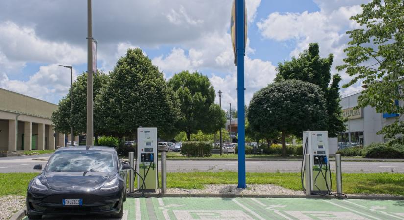 Közel 3200 elektromosautó-töltő működik Magyarországon