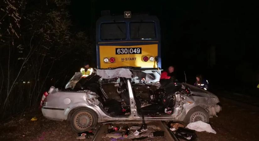 Tragikus baleset az újszászi vonalon: öten meghaltak, egy ember életéért küzdenek