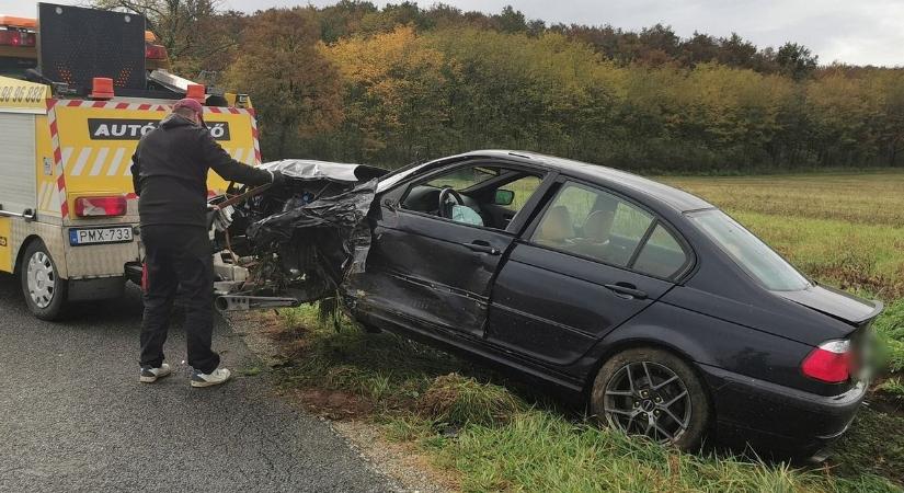 Megsemmisült a BMW eleje, de a Skoda sem járt jól a dunántúli balesetben (fotó)