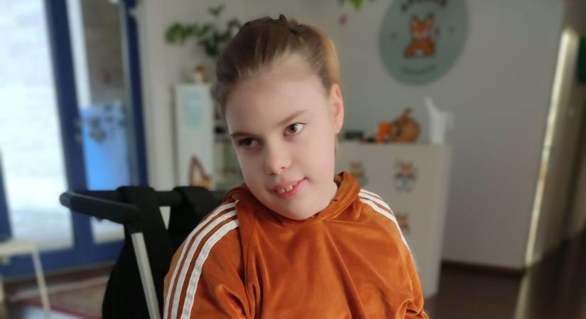 A nagyúti beteg kislány álma, hogy járhasson – most újra segíthetünk neki!