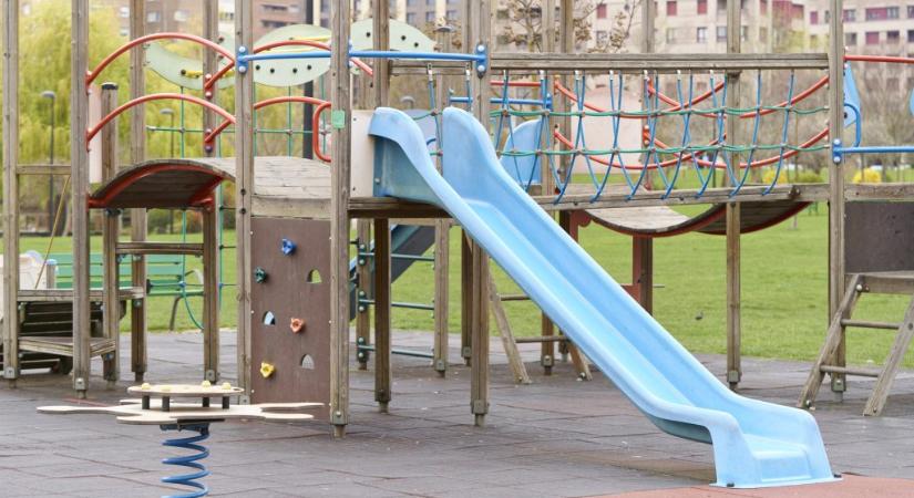 Egy játszótéren lévő homokozóba rejtette el a munkahelyén lopott pénzt a takarítónő