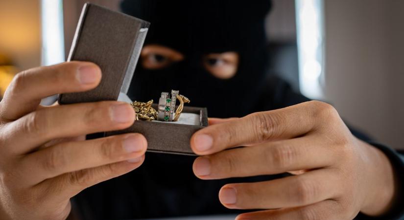 Lopás, zsarolás, miegymás: jóban maradtak a válás után, ezért ahol tudta, lenyúlta az ex-feleségét