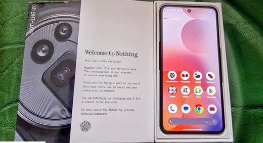 Kézközelből: a Nothing Phone(3a) Pro – egyedi dizájn, jó kamera és nem semmi üzemidő